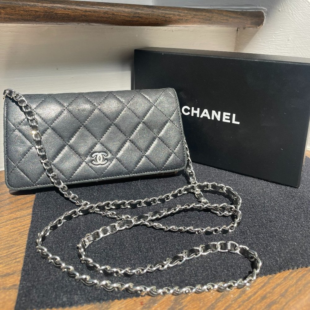 CHANEL Vintage Quilted Lambskin Bifold Yen Wallet Black